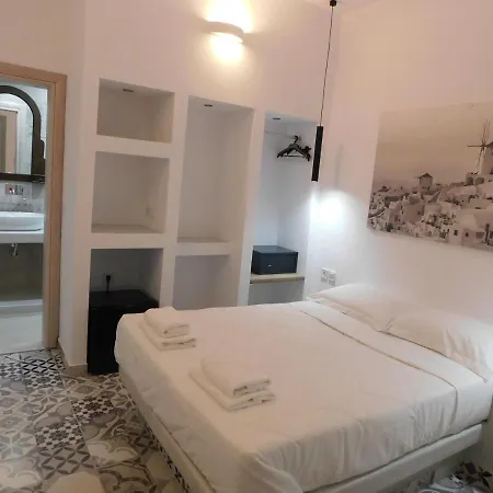 Fira Economy Rooms 산토리니