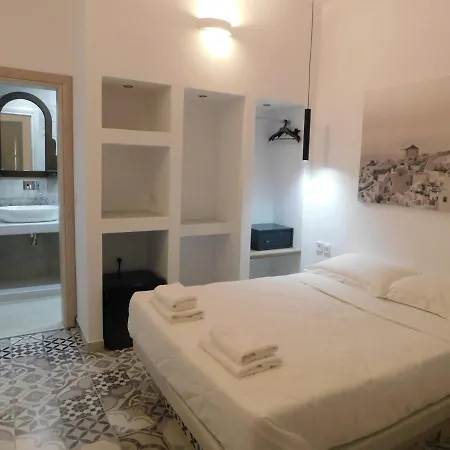 Fira Economy Rooms 산토리니